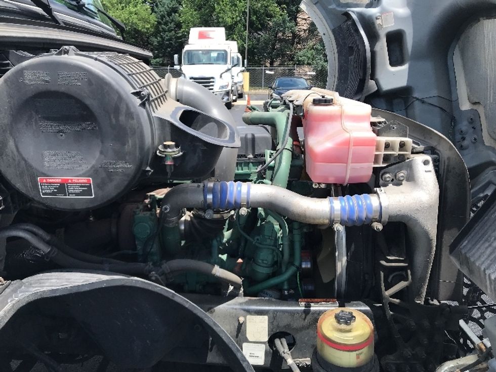 Day Cab Tractor-Heavy Duty Tractors-Volvo-2019-VNL64T300-Lancaster-PA-339,123\n\t\tmiles-$ 43,000 - Image 14