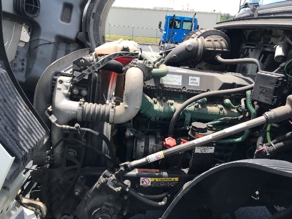 Day Cab Tractor-Heavy Duty Tractors-Volvo-2019-VNL64T300-Lancaster-PA-339,123\n\t\tmiles-$ 43,000 - Image 15