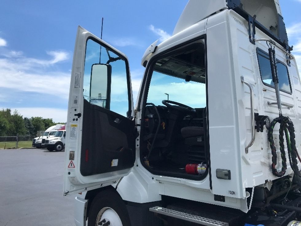 Day Cab Tractor-Heavy Duty Tractors-Volvo-2019-VNL64T300-Lancaster-PA-339,123\n\t\tmiles-$ 43,000 - Image 9