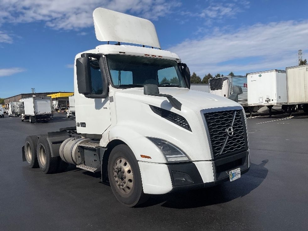 Day Cab Tractor-Heavy Duty Tractors-Volvo-2019-VNL64T300-Lancaster-PA-585,950\n\t\tmiles-$ 27,500 - Image 1