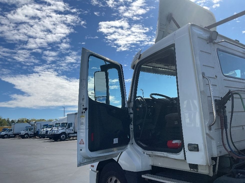 Day Cab Tractor-Heavy Duty Tractors-Volvo-2019-VNL64T300-Lancaster-PA-585,950\n\t\tmiles-$ 27,500 - Image 10