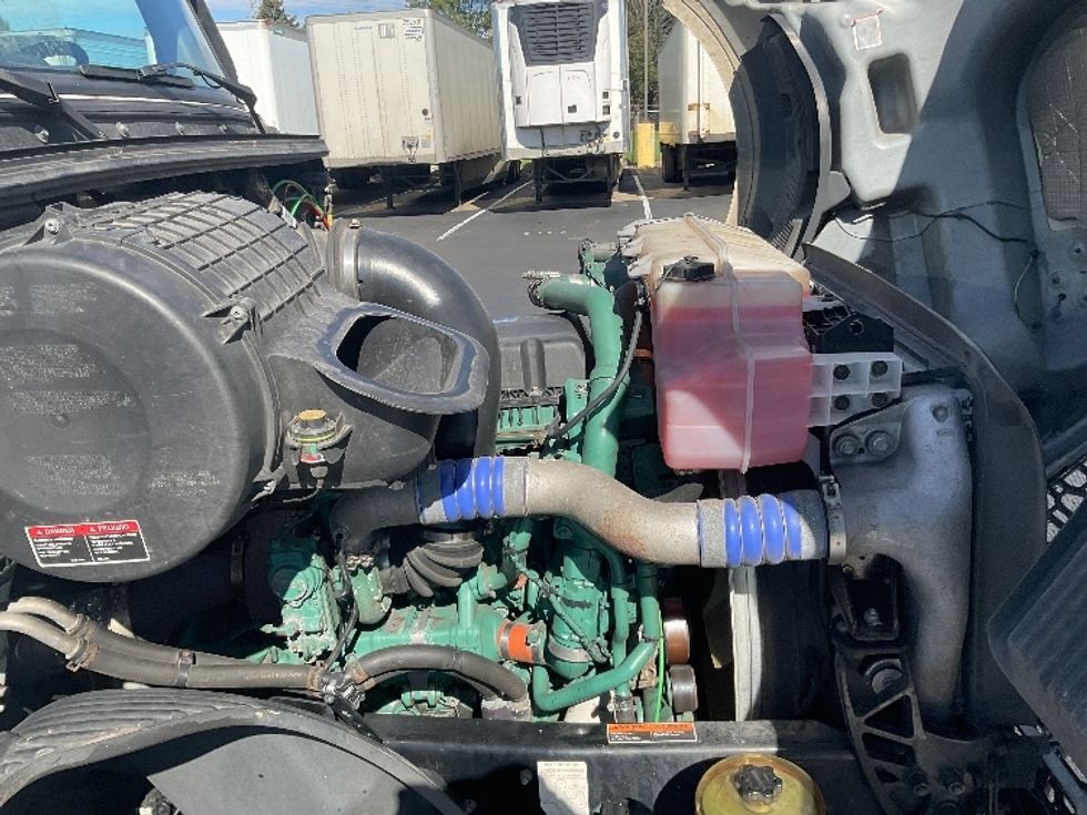 Day Cab Tractor-Heavy Duty Tractors-Volvo-2019-VNL64T300-Lancaster-PA-585,950\n\t\tmiles-$ 27,500 - Image 15
