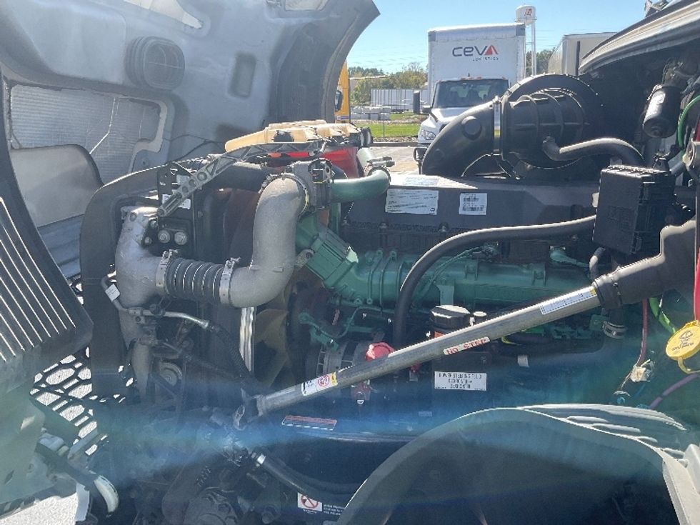 Day Cab Tractor-Heavy Duty Tractors-Volvo-2019-VNL64T300-Lancaster-PA-585,950\n\t\tmiles-$ 27,500 - Image 16