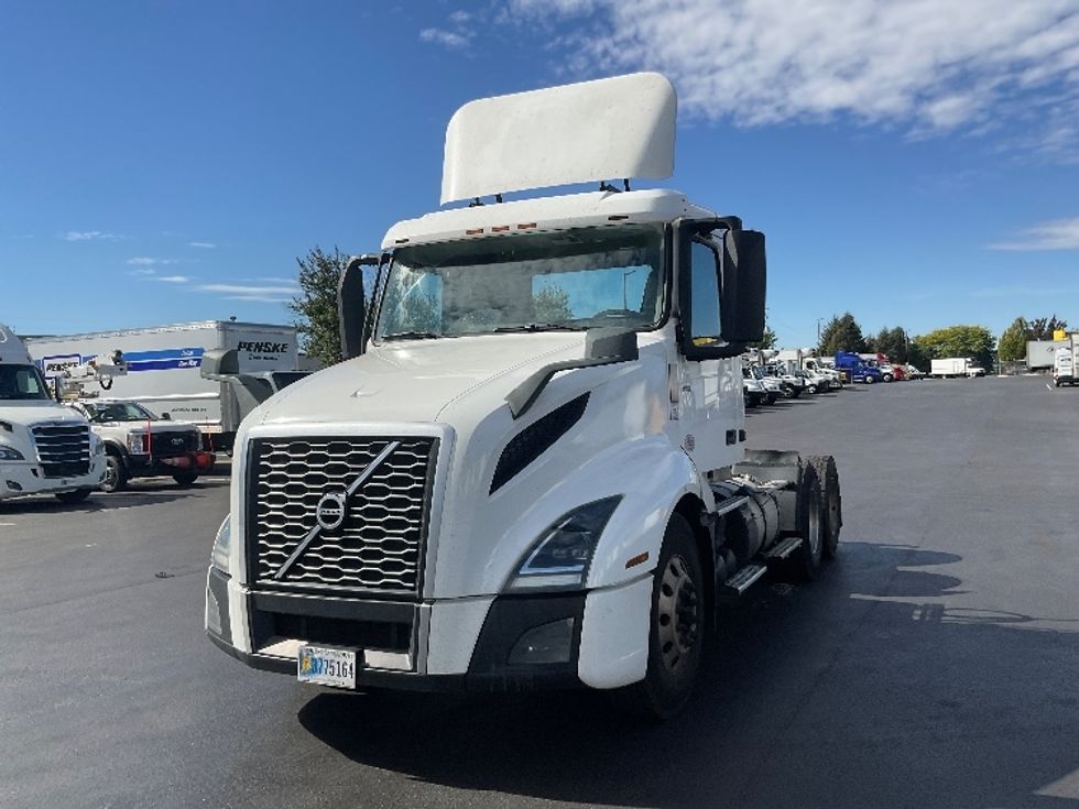 Day Cab Tractor-Heavy Duty Tractors-Volvo-2019-VNL64T300-Lancaster-PA-585,950\n\t\tmiles-$ 27,500 - Image 3