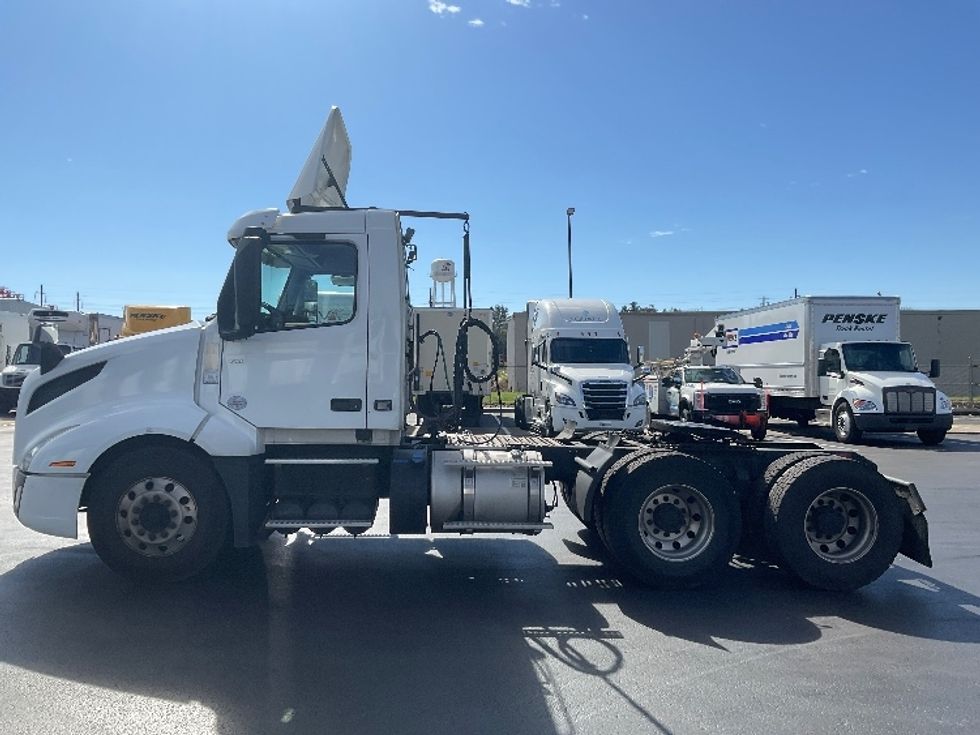 Day Cab Tractor-Heavy Duty Tractors-Volvo-2019-VNL64T300-Lancaster-PA-585,950\n\t\tmiles-$ 27,500 - Image 4