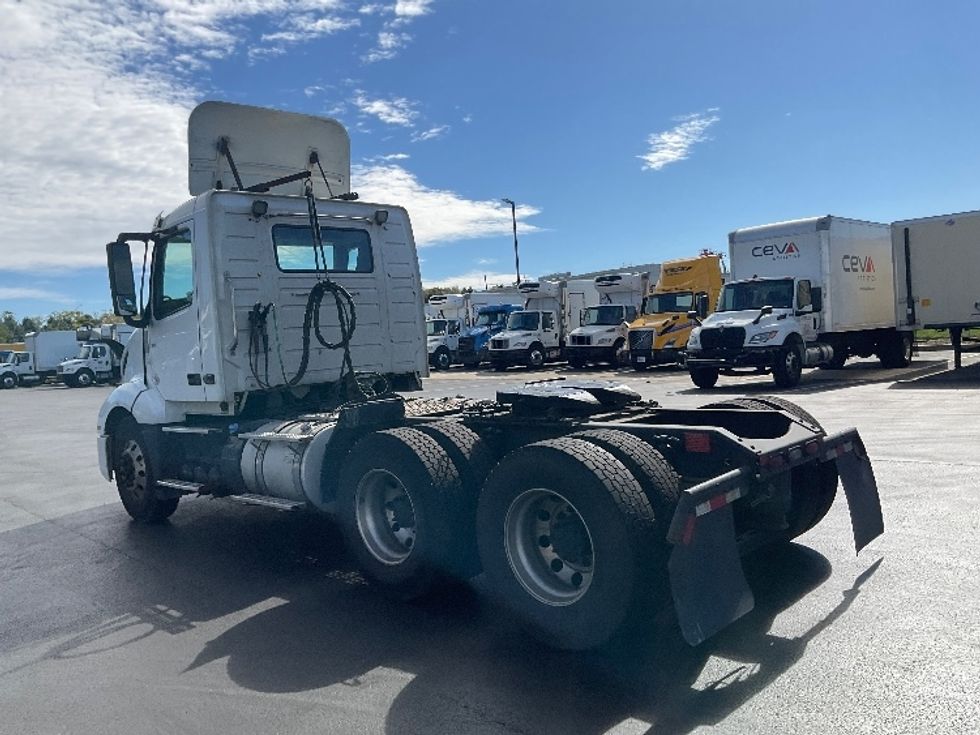 Day Cab Tractor-Heavy Duty Tractors-Volvo-2019-VNL64T300-Lancaster-PA-585,950\n\t\tmiles-$ 27,500 - Image 5