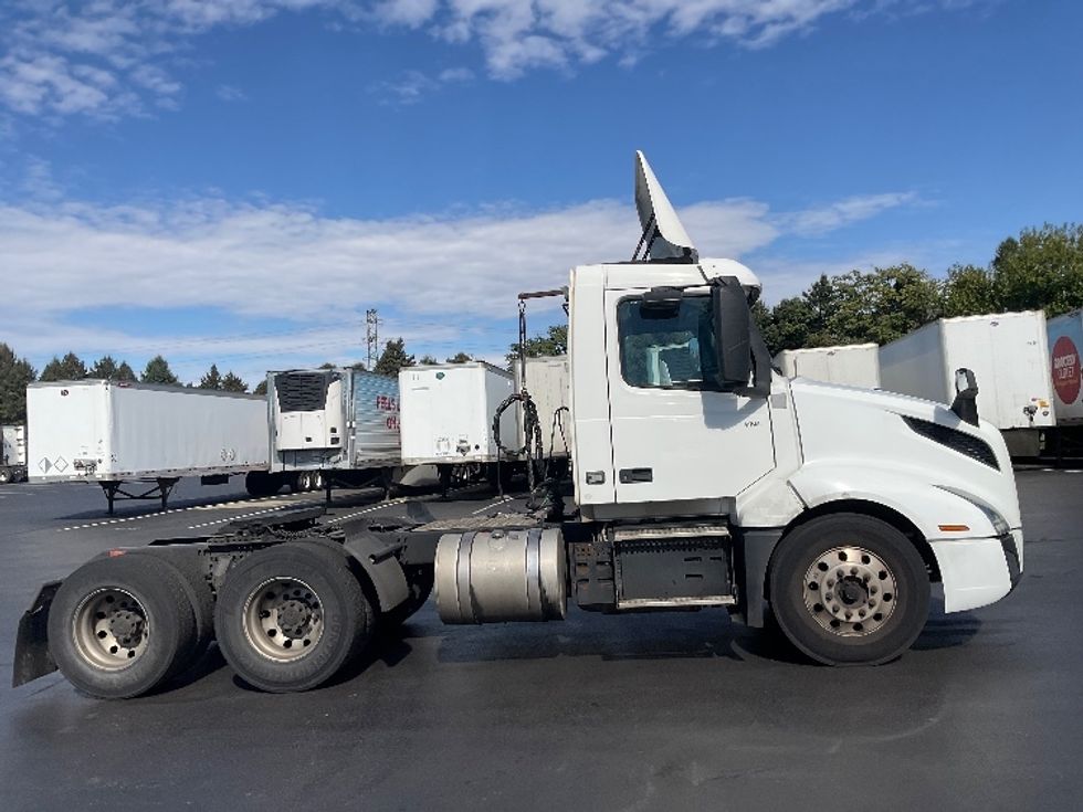 Day Cab Tractor-Heavy Duty Tractors-Volvo-2019-VNL64T300-Lancaster-PA-585,950\n\t\tmiles-$ 27,500 - Image 8