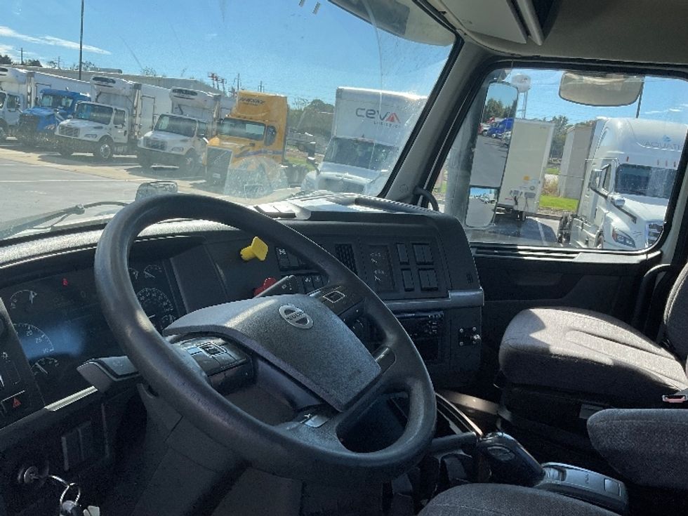 Day Cab Tractor-Heavy Duty Tractors-Volvo-2019-VNL64T300-Lancaster-PA-629,137\n\t\tmiles-$ 24,000 - Image 10