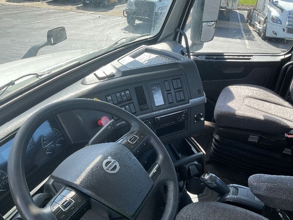 Day Cab Tractor-Heavy Duty Tractors-Volvo-2019-VNL64T300-Lancaster-PA-629,137\n\t\tmiles-$ 24,000 - Image 11