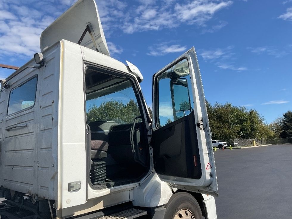 Day Cab Tractor-Heavy Duty Tractors-Volvo-2019-VNL64T300-Lancaster-PA-629,137\n\t\tmiles-$ 24,000 - Image 12