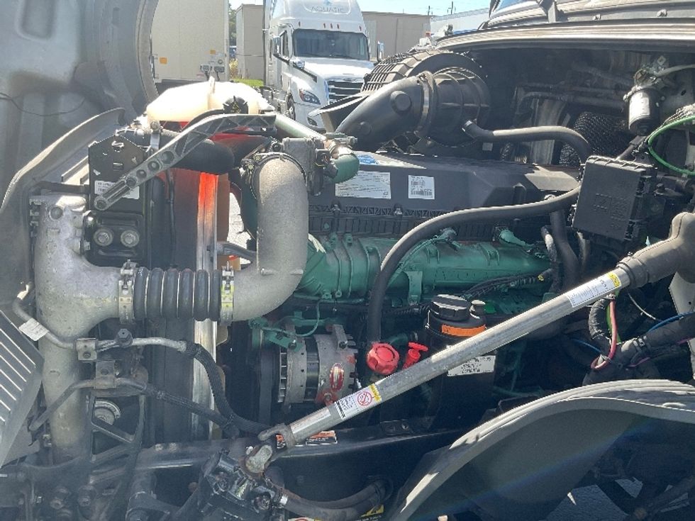 Day Cab Tractor-Heavy Duty Tractors-Volvo-2019-VNL64T300-Lancaster-PA-629,137\n\t\tmiles-$ 24,000 - Image 16