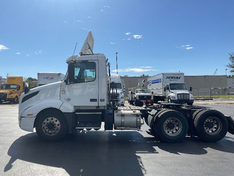 Day Cab Tractor-Heavy Duty Tractors-Volvo-2019-VNL64T300-Lancaster-PA-629,137\n\t\tmiles-$ 24,000 - Image 4
