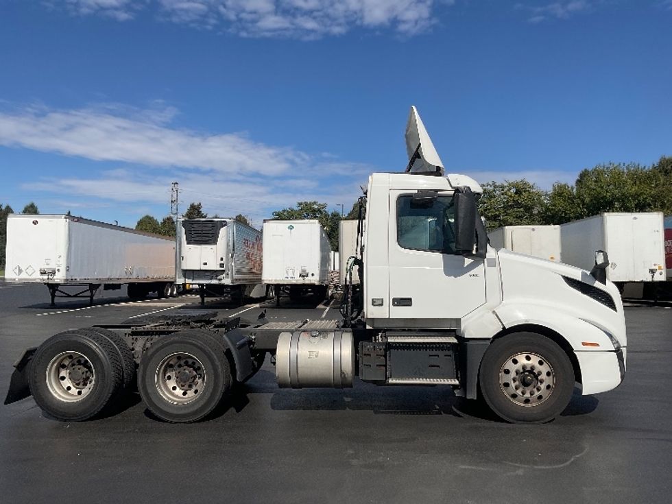 Day Cab Tractor-Heavy Duty Tractors-Volvo-2019-VNL64T300-Lancaster-PA-629,137\n\t\tmiles-$ 24,000 - Image 8
