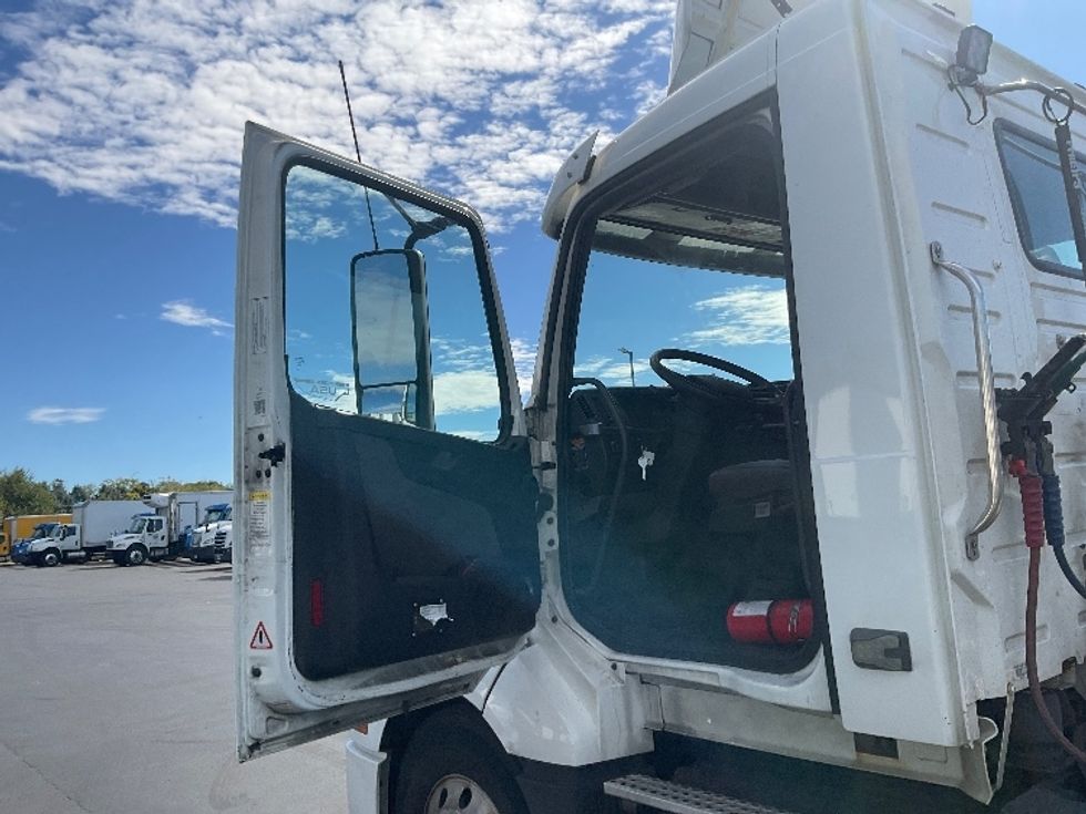 Day Cab Tractor-Heavy Duty Tractors-Volvo-2019-VNL64T300-Lancaster-PA-629,137\n\t\tmiles-$ 24,000 - Image 9