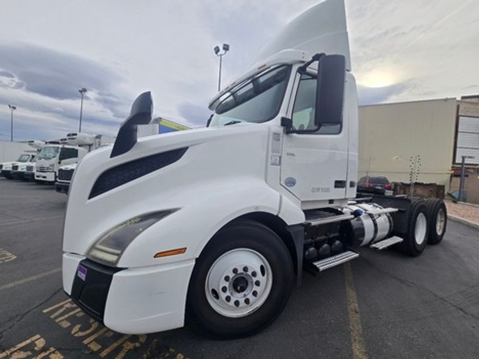 Day Cab Tractor-Heavy Duty Tractors-Volvo-2019-VNL64T300-Las Vegas-NV-231,657\n\t\tmiles-$ 30,000 - Image 1