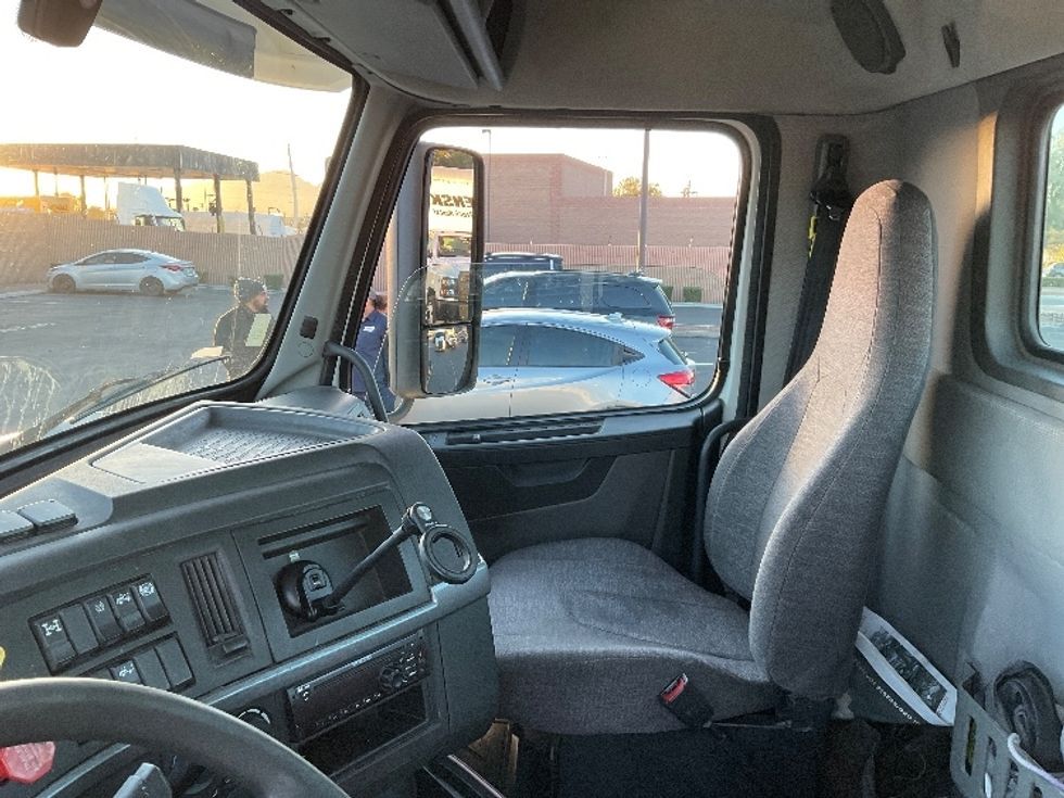Day Cab Tractor-Heavy Duty Tractors-Volvo-2019-VNL64T300-Las Vegas-NV-231,657\n\t\tmiles-$ 30,000 - Image 10