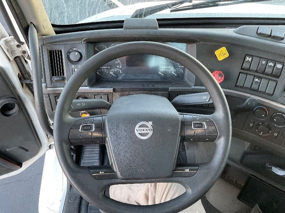 Day Cab Tractor-Heavy Duty Tractors-Volvo-2019-VNL64T300-Las Vegas-NV-231,657\n\t\tmiles-$ 30,000 - Image 11