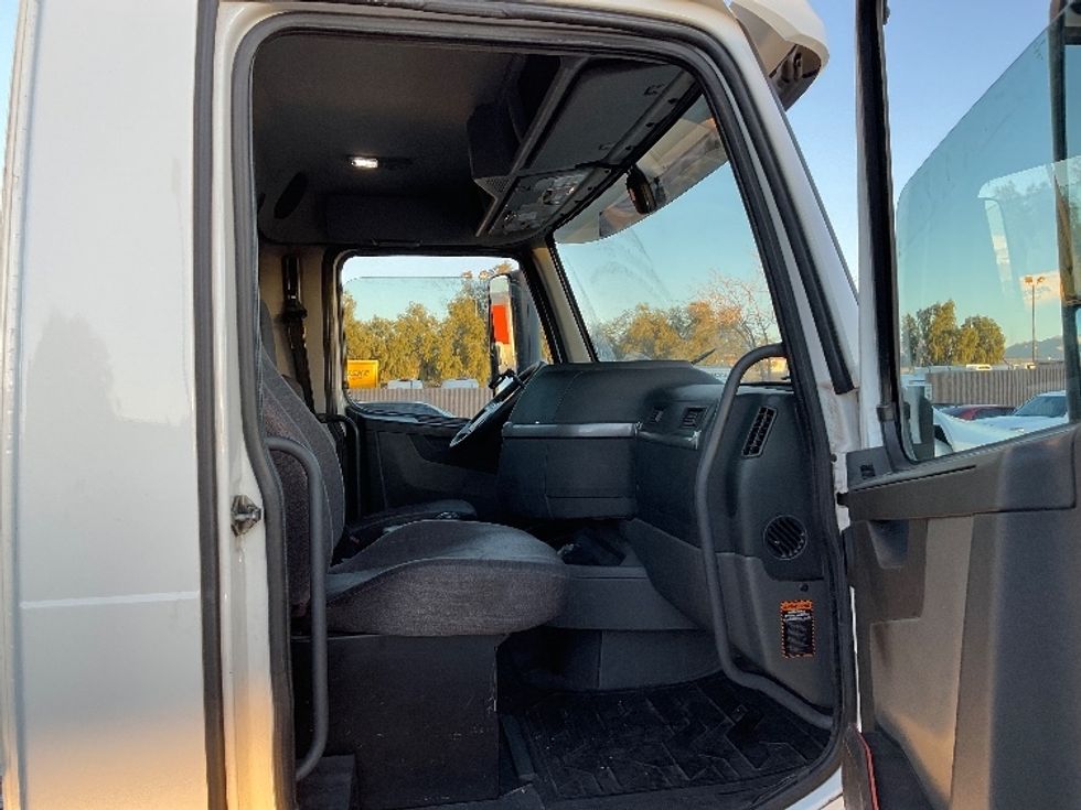 Day Cab Tractor-Heavy Duty Tractors-Volvo-2019-VNL64T300-Las Vegas-NV-231,657\n\t\tmiles-$ 30,000 - Image 12