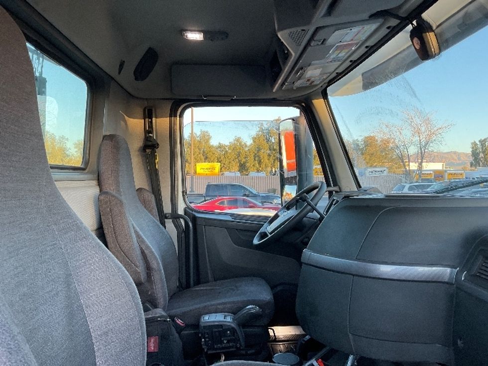 Day Cab Tractor-Heavy Duty Tractors-Volvo-2019-VNL64T300-Las Vegas-NV-231,657\n\t\tmiles-$ 30,000 - Image 14