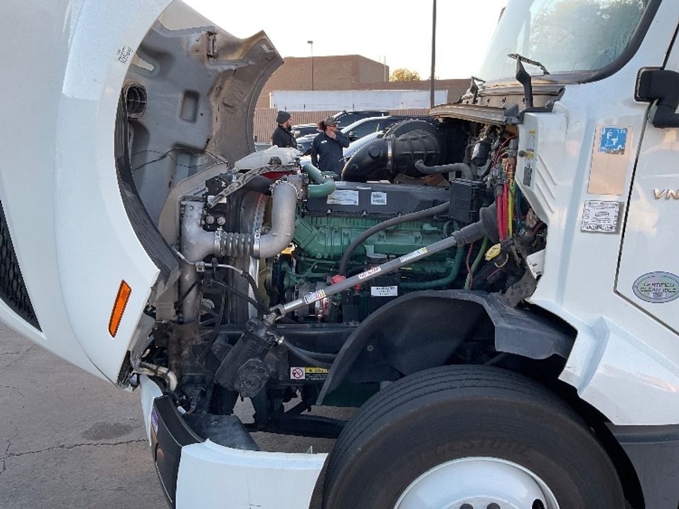 Day Cab Tractor-Heavy Duty Tractors-Volvo-2019-VNL64T300-Las Vegas-NV-231,657\n\t\tmiles-$ 30,000 - Image 16