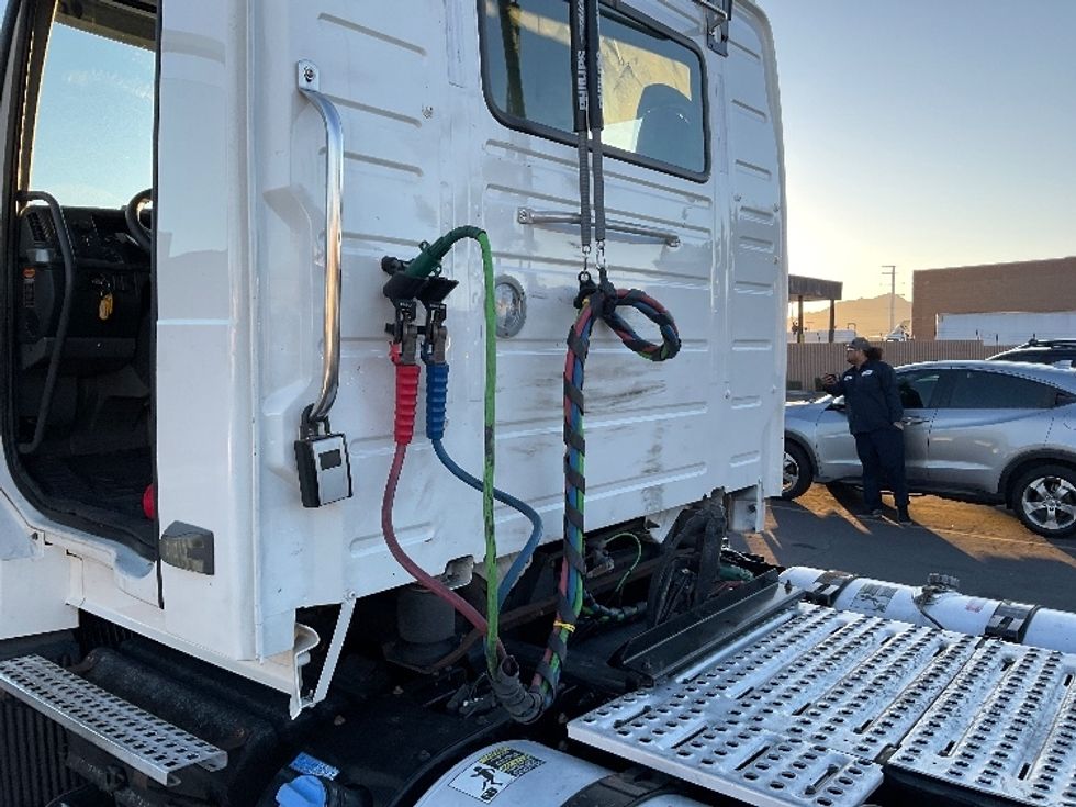 Day Cab Tractor-Heavy Duty Tractors-Volvo-2019-VNL64T300-Las Vegas-NV-231,657\n\t\tmiles-$ 30,000 - Image 17
