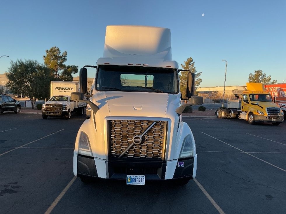 Day Cab Tractor-Heavy Duty Tractors-Volvo-2019-VNL64T300-Las Vegas-NV-231,657\n\t\tmiles-$ 30,000 - Image 2