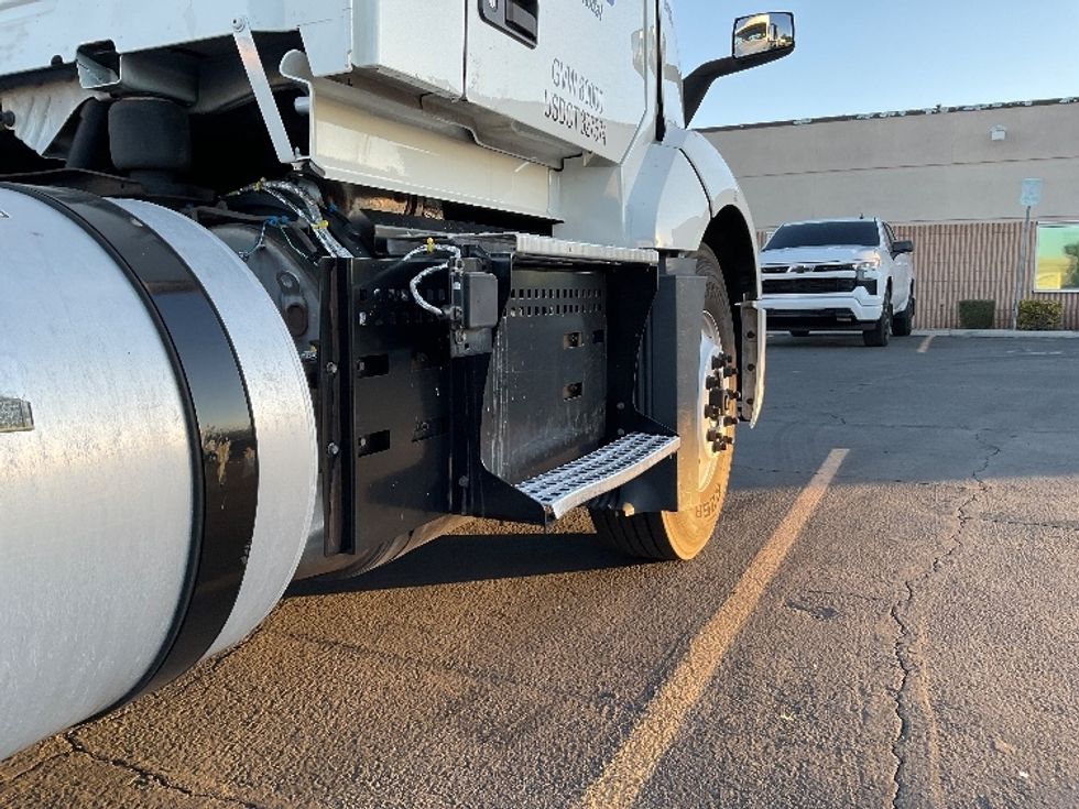 Day Cab Tractor-Heavy Duty Tractors-Volvo-2019-VNL64T300-Las Vegas-NV-231,657\n\t\tmiles-$ 30,000 - Image 20