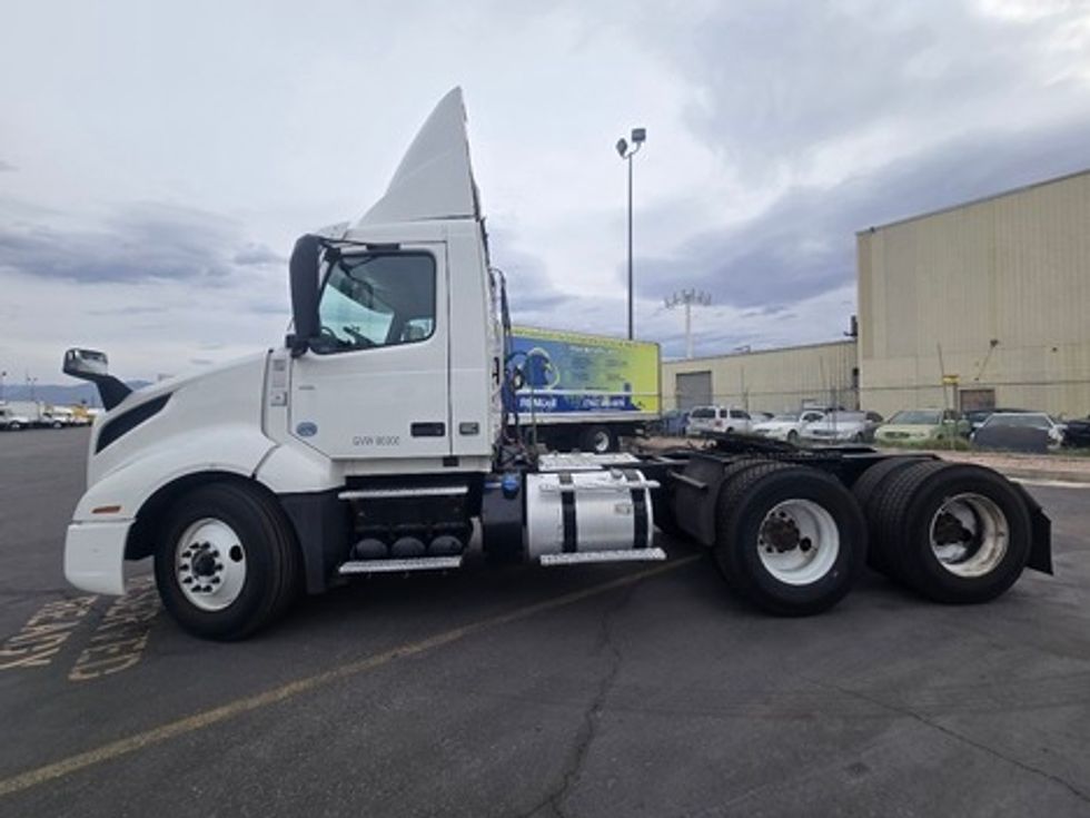 Day Cab Tractor-Heavy Duty Tractors-Volvo-2019-VNL64T300-Las Vegas-NV-231,657\n\t\tmiles-$ 30,000 - Image 4