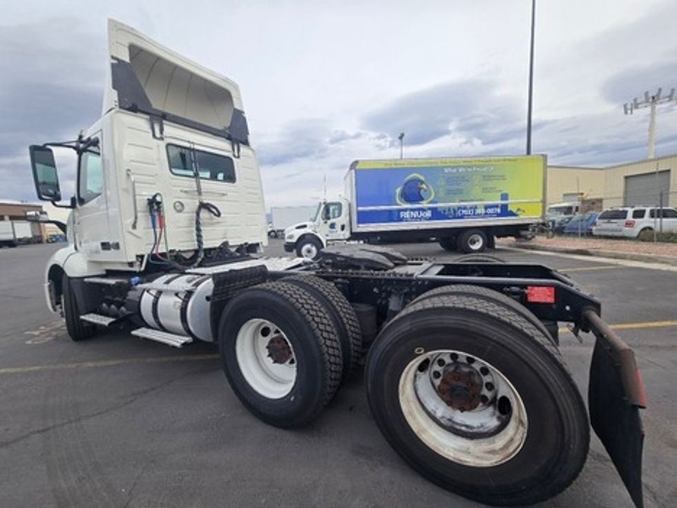 Day Cab Tractor-Heavy Duty Tractors-Volvo-2019-VNL64T300-Las Vegas-NV-231,657\n\t\tmiles-$ 30,000 - Image 5