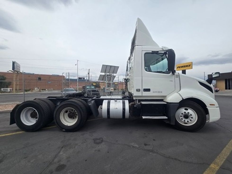 Day Cab Tractor-Heavy Duty Tractors-Volvo-2019-VNL64T300-Las Vegas-NV-231,657\n\t\tmiles-$ 30,000 - Image 8