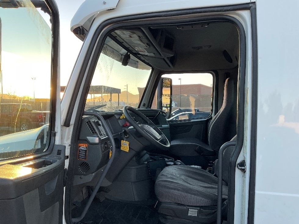 Day Cab Tractor-Heavy Duty Tractors-Volvo-2019-VNL64T300-Las Vegas-NV-231,657\n\t\tmiles-$ 30,000 - Image 9