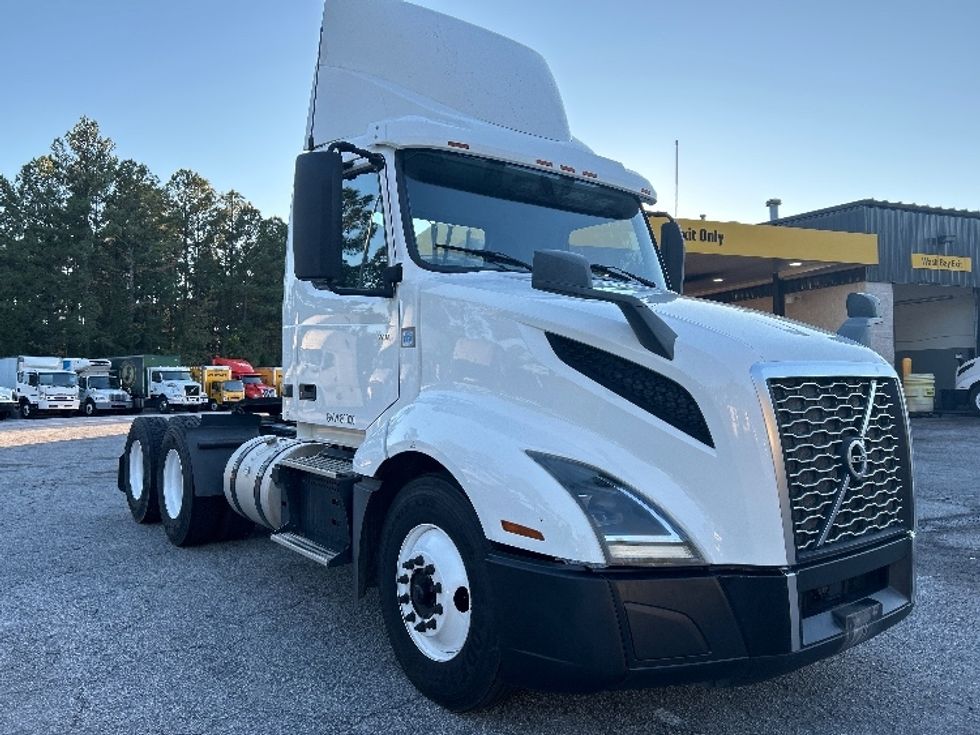 Day Cab Tractor-Heavy Duty Tractors-Volvo-2019-VNL64T300-Lexington-SC-481,751\n\t\tmiles-$ 38,000 - Image 1