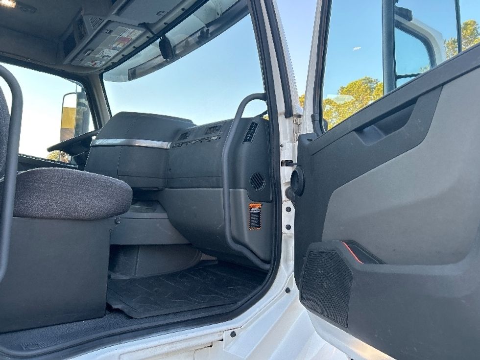 Day Cab Tractor-Heavy Duty Tractors-Volvo-2019-VNL64T300-Lexington-SC-481,751\n\t\tmiles-$ 38,000 - Image 12