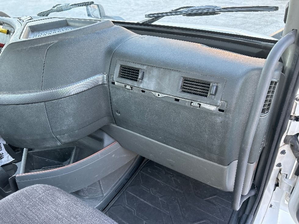 Day Cab Tractor-Heavy Duty Tractors-Volvo-2019-VNL64T300-Lexington-SC-481,751\n\t\tmiles-$ 38,000 - Image 13