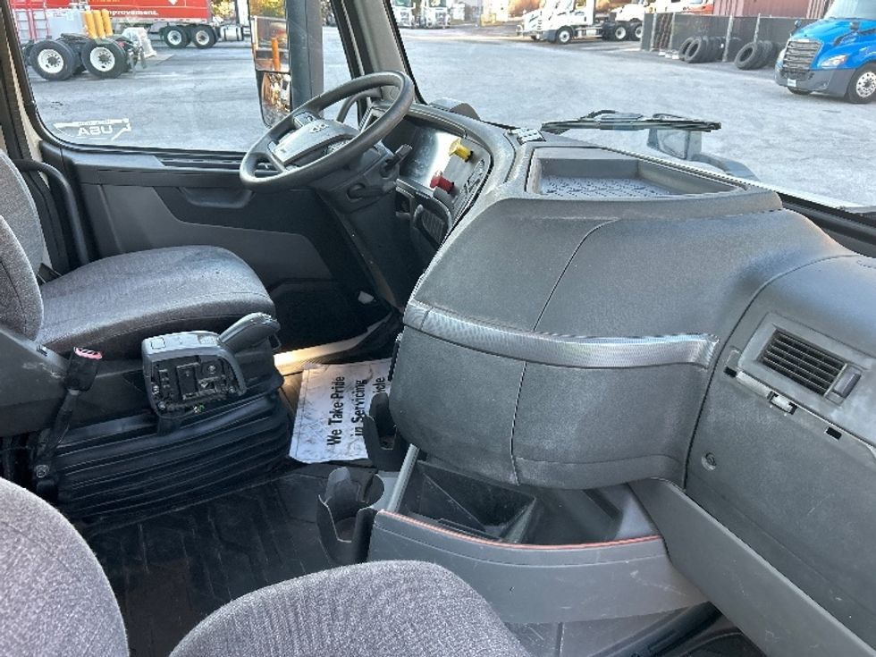 Day Cab Tractor-Heavy Duty Tractors-Volvo-2019-VNL64T300-Lexington-SC-481,751\n\t\tmiles-$ 38,000 - Image 14