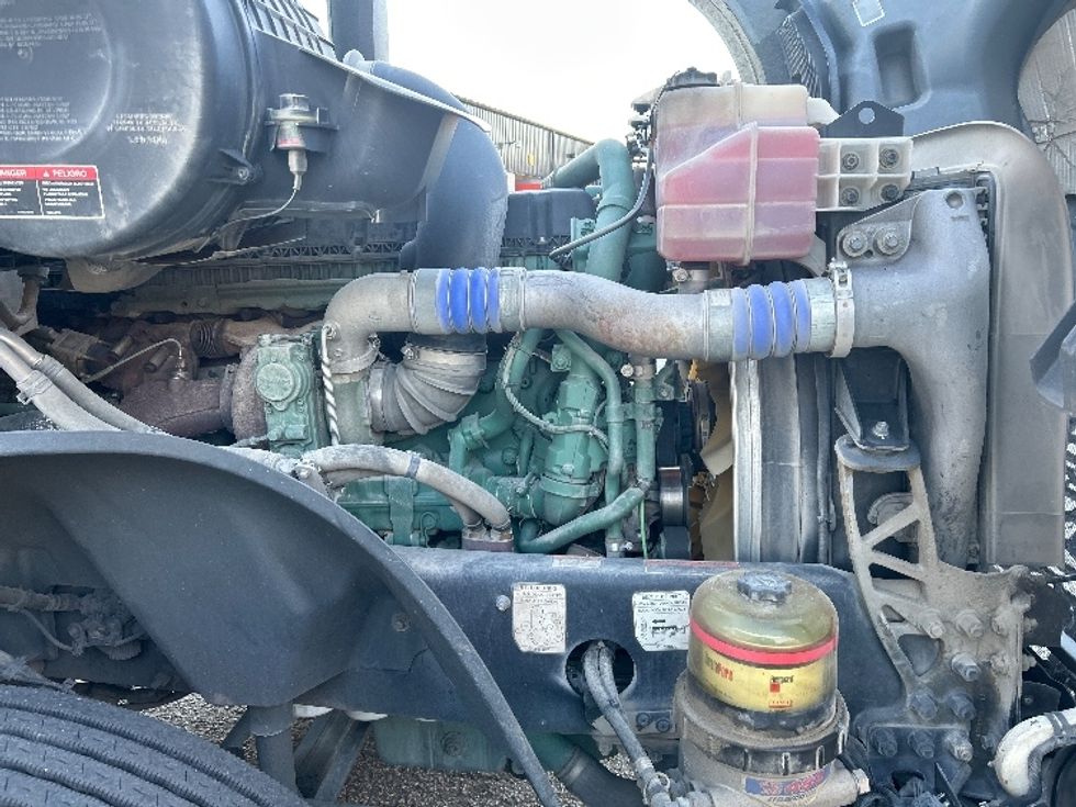 Day Cab Tractor-Heavy Duty Tractors-Volvo-2019-VNL64T300-Lexington-SC-481,751\n\t\tmiles-$ 38,000 - Image 15