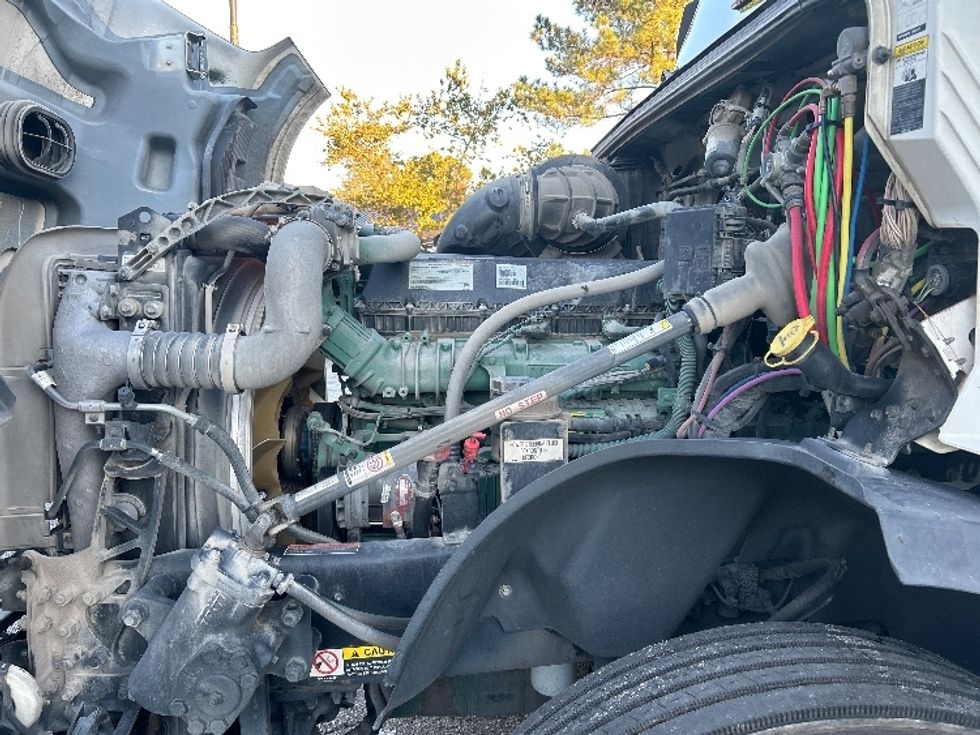 Day Cab Tractor-Heavy Duty Tractors-Volvo-2019-VNL64T300-Lexington-SC-481,751\n\t\tmiles-$ 38,000 - Image 16