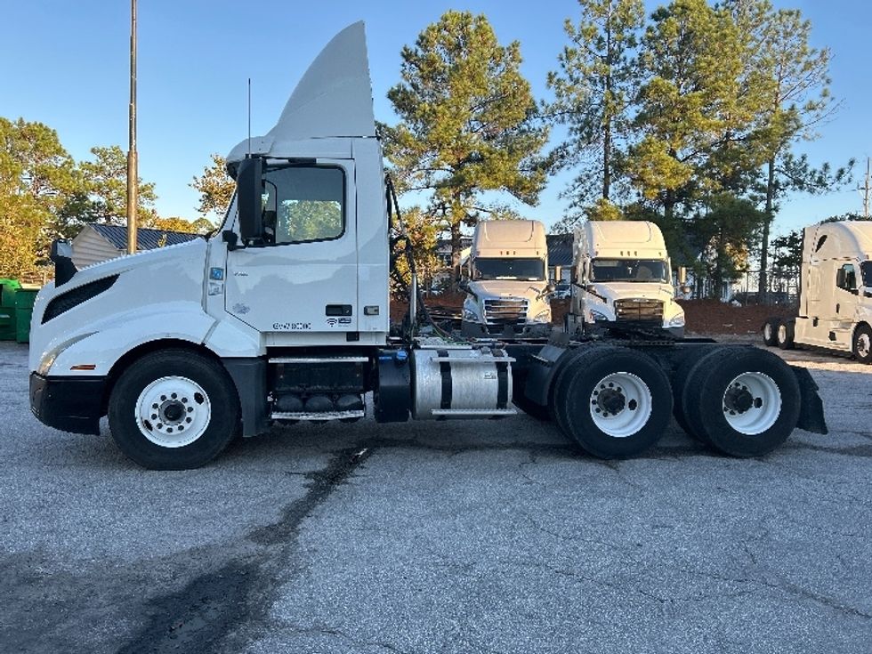 Day Cab Tractor-Heavy Duty Tractors-Volvo-2019-VNL64T300-Lexington-SC-481,751\n\t\tmiles-$ 38,000 - Image 4