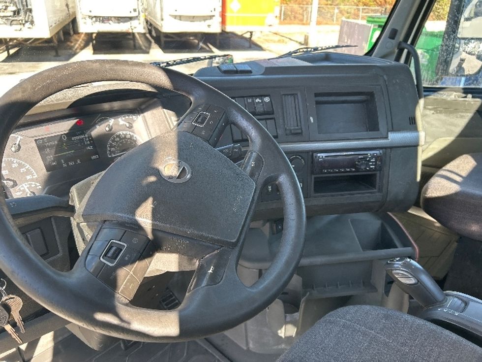 Day Cab Tractor-Heavy Duty Tractors-Volvo-2019-VNL64T300-Lexington-SC-499,094\n\t\tmiles-$ 36,750 - Image 10