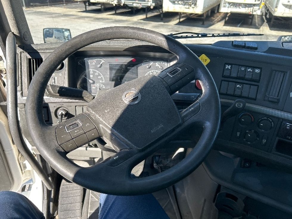 Day Cab Tractor-Heavy Duty Tractors-Volvo-2019-VNL64T300-Lexington-SC-499,094\n\t\tmiles-$ 36,750 - Image 11