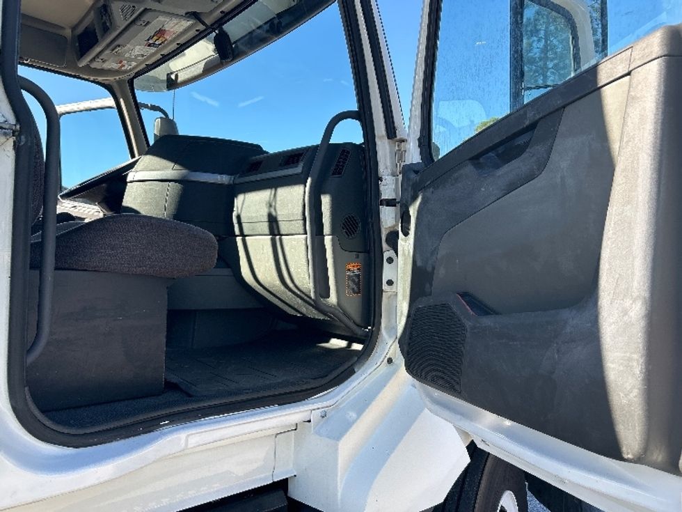 Day Cab Tractor-Heavy Duty Tractors-Volvo-2019-VNL64T300-Lexington-SC-499,094\n\t\tmiles-$ 36,750 - Image 12