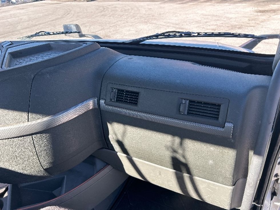 Day Cab Tractor-Heavy Duty Tractors-Volvo-2019-VNL64T300-Lexington-SC-499,094\n\t\tmiles-$ 36,750 - Image 13