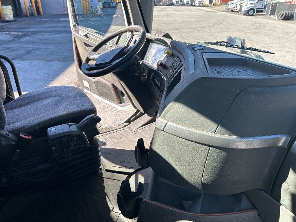 Day Cab Tractor-Heavy Duty Tractors-Volvo-2019-VNL64T300-Lexington-SC-499,094\n\t\tmiles-$ 36,750 - Image 14