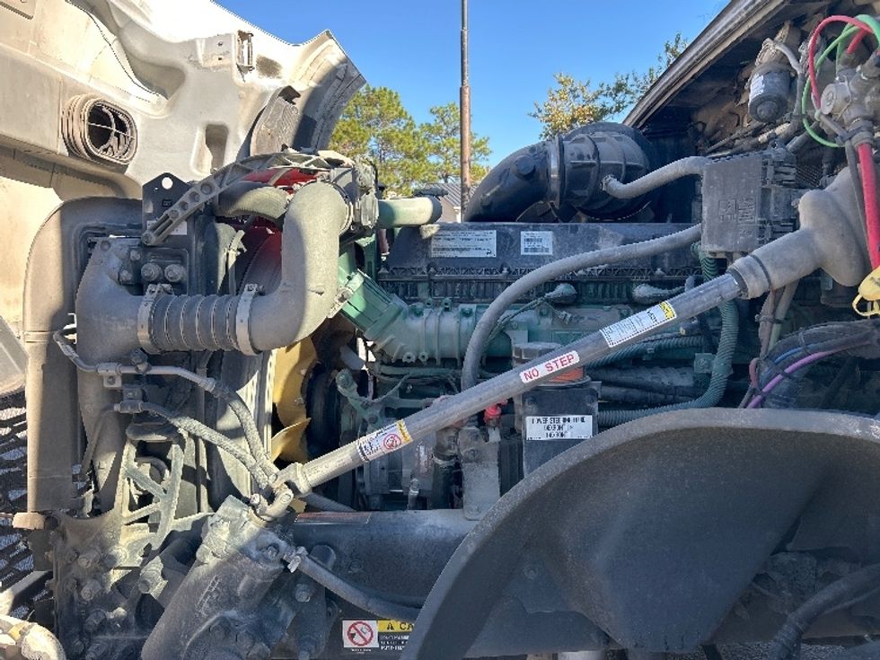 Day Cab Tractor-Heavy Duty Tractors-Volvo-2019-VNL64T300-Lexington-SC-499,094\n\t\tmiles-$ 36,750 - Image 16