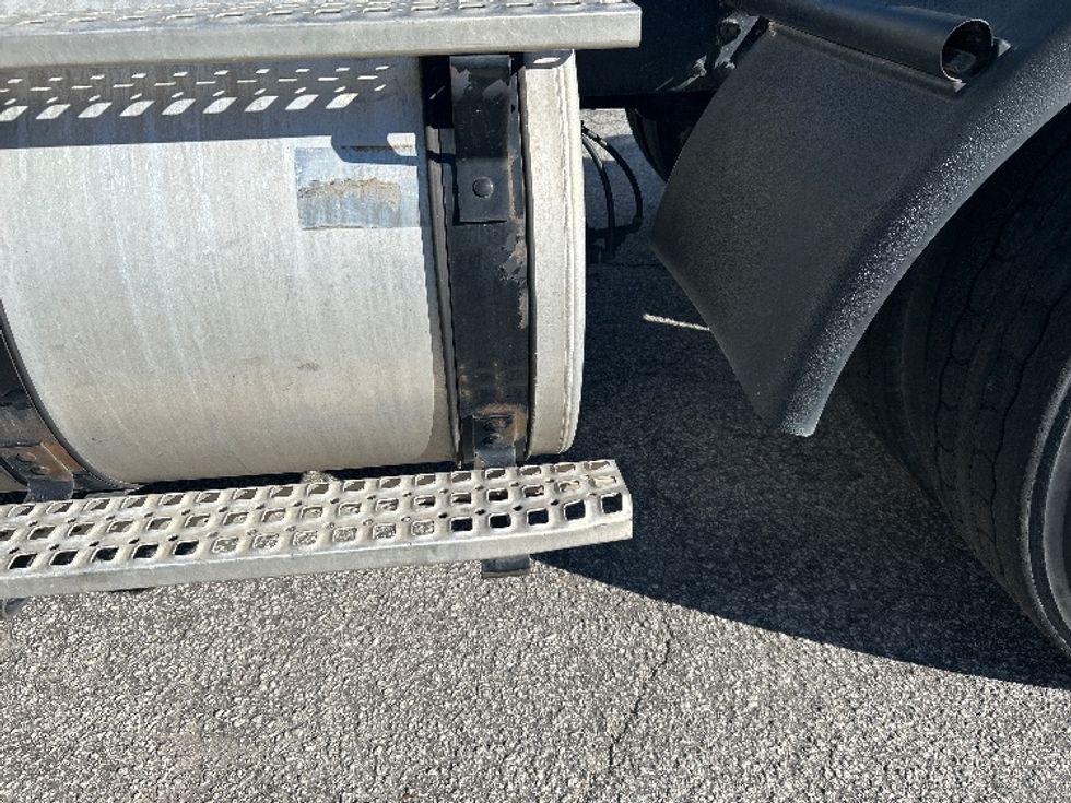 Day Cab Tractor-Heavy Duty Tractors-Volvo-2019-VNL64T300-Lexington-SC-499,094\n\t\tmiles-$ 36,750 - Image 17