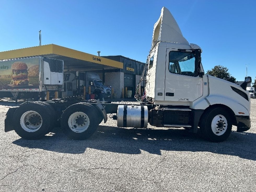 Day Cab Tractor-Heavy Duty Tractors-Volvo-2019-VNL64T300-Lexington-SC-499,094\n\t\tmiles-$ 36,750 - Image 8