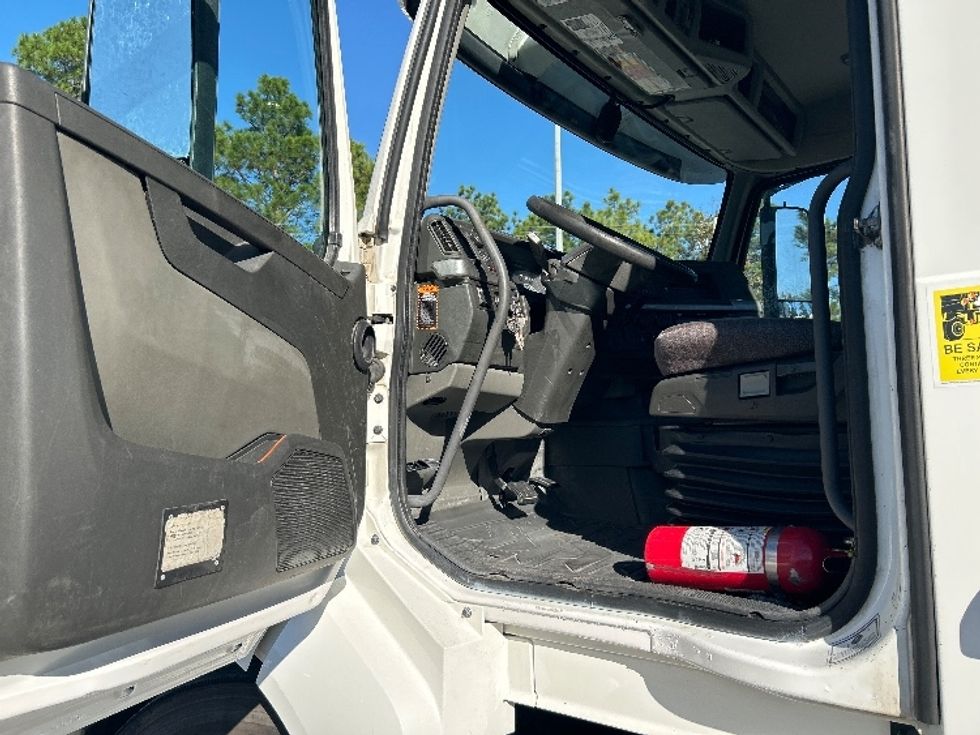 Day Cab Tractor-Heavy Duty Tractors-Volvo-2019-VNL64T300-Lexington-SC-499,094\n\t\tmiles-$ 36,750 - Image 9