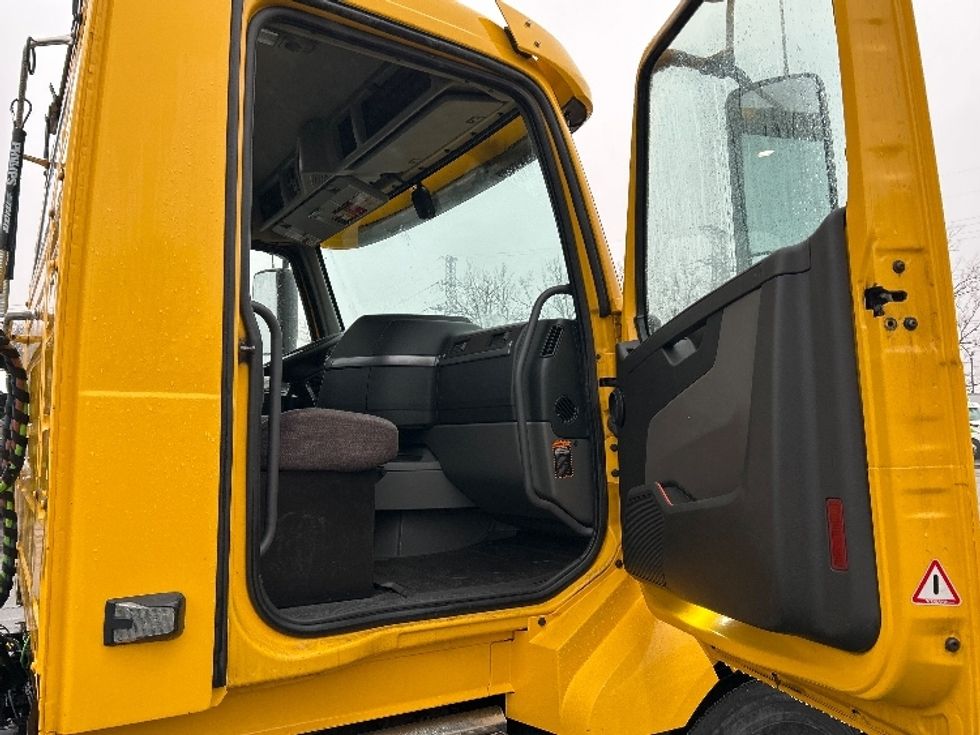 Day Cab Tractor-Heavy Duty Tractors-Volvo-2019-VNL64T300-London-ON-459,056\n\t\tkm-$ 59,750 - Image 12