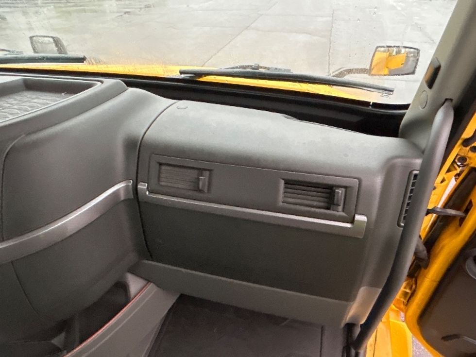 Day Cab Tractor-Heavy Duty Tractors-Volvo-2019-VNL64T300-London-ON-459,056\n\t\tkm-$ 59,750 - Image 13