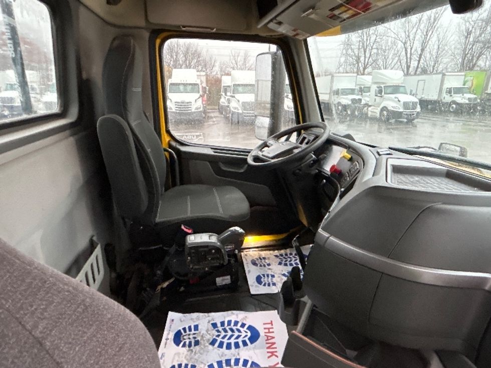Day Cab Tractor-Heavy Duty Tractors-Volvo-2019-VNL64T300-London-ON-459,056\n\t\tkm-$ 59,750 - Image 14
